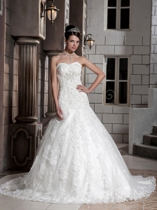 Beautiful A-Line/Princess Sweetheart Chapel Satin and Lace Appliques Wedding Dress