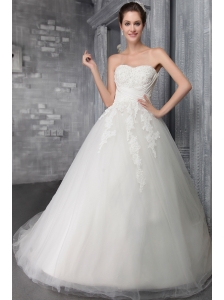 Fashionable Ball Gown Strapless Chapel Train Tulle Appliques Wedding Dress