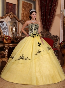 Beautiful Yellow Quinceanera Dress Strapless Organza Embroidery Ball Gown