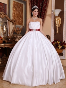 New White Quinceanera Dress Strapless Taffeta Sashes / Ribbons Ball Gown