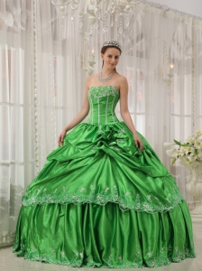 Low Price Spring Green Quinceanera Dress Strapless Taffeta Beading and Applique Ball Gown