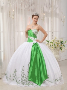 The Super Hot White Quinceanera Dress Sweetheart Organza Embroidery Ball Gown