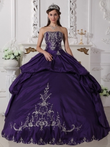 Elegant Purple Quinceanera Dress Strapless Taffeta Embroidery Ball Gown
