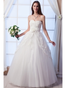 Beautiful A-line Sweetheart Floor-lengthTulle Appliques and Hand Made Flowers Wedding Dress