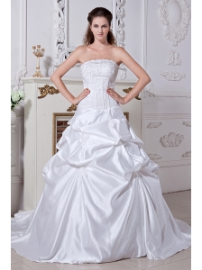 Elegant A-line / Princess Strapless Wedding Dress Embroidery Court Train Taffeta