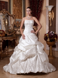 2013 A-line Embroidery Strapless Wedding Gowns With Satin