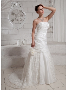 2013 Hand Made Flowers and Lace Wedding Dress With Chapel Train For Custom Made