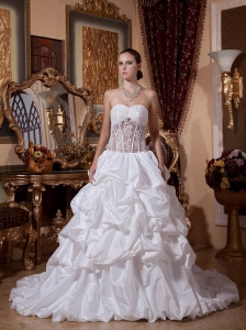 2013 Sweetheart Appliques and Pick-ups Wedding Dress With Chapel Train