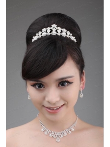 Lovely and Elegant Pearl Necklace and Crown