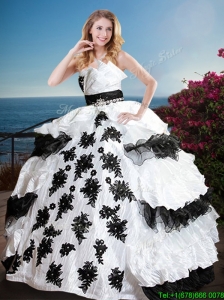2016 Fashionable Black and White Quinceanera Dress with Appliques and Ruffled Layers