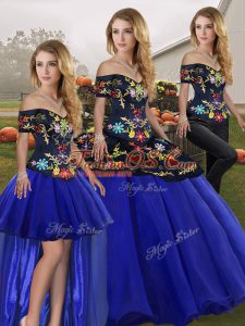 Comfortable Off The Shoulder Sleeveless Tulle Quinceanera Dresses Embroidery Lace Up