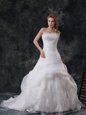 Unique White Sleeveless With Train Lace and Appliques Zipper Wedding Gown