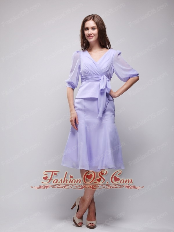 Beautiful Column / Sheath V-neck Knee-length Chiffon Ruch Lilac Mother Of The Bride Dress