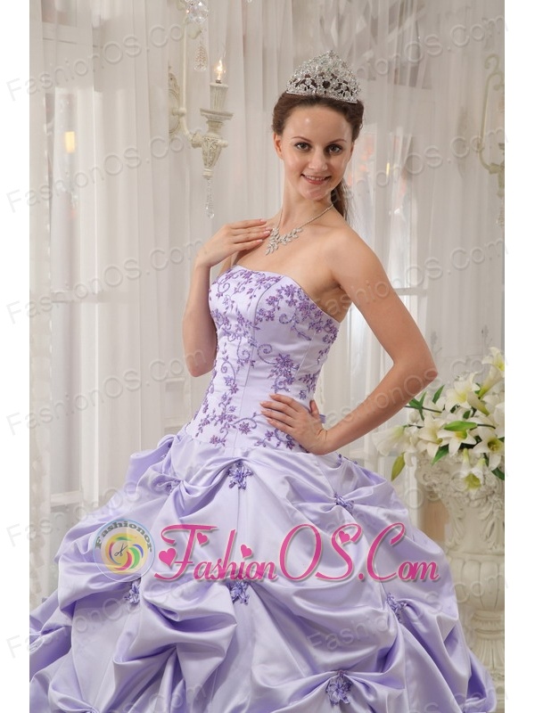 Popular Lilac Sweet 16 Dress Strapless Taffeta Appliques Ball Gown